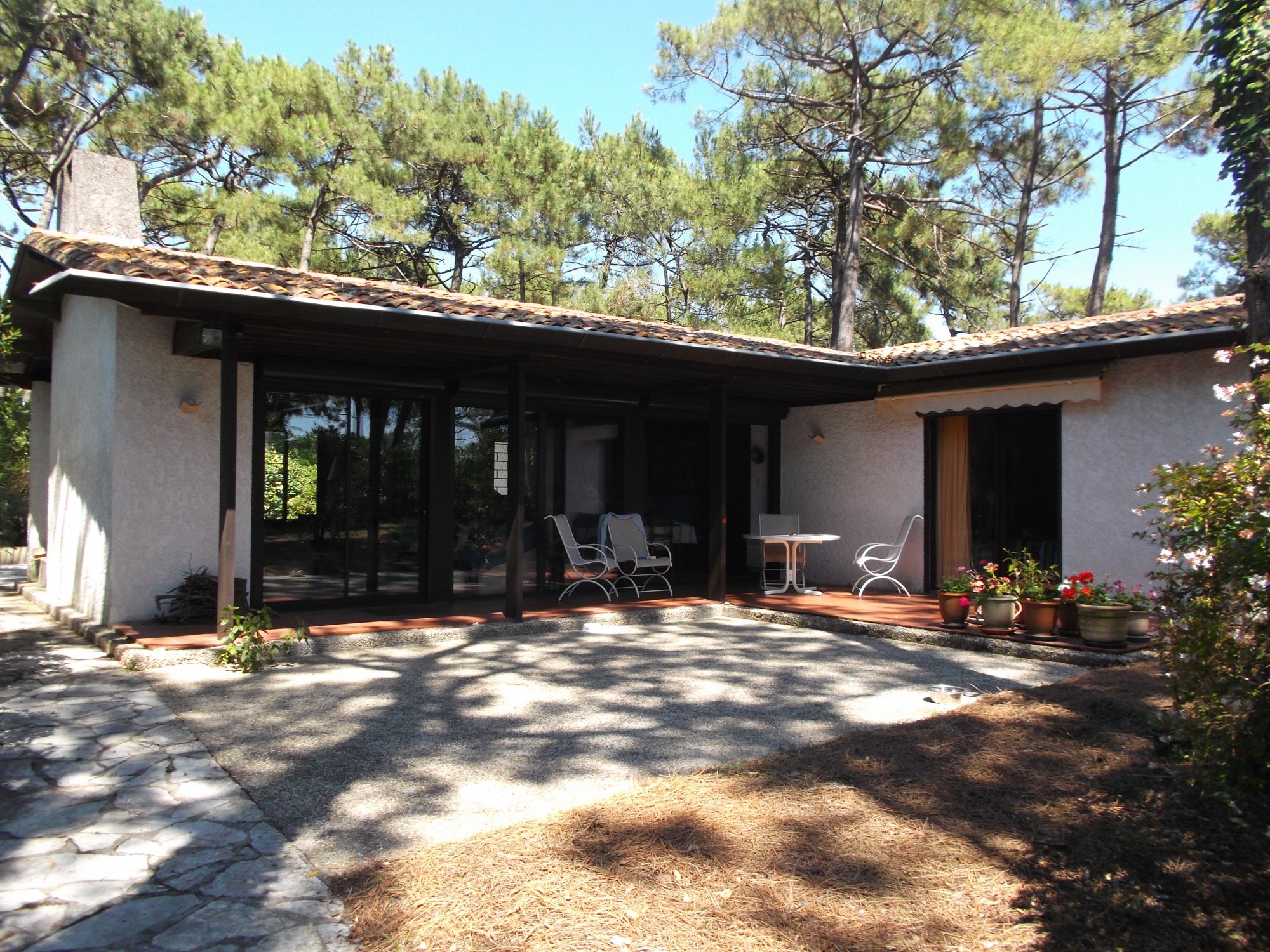 Vente Villa Lacanau-Océan  Agréable villa d'architecte d'environ 130 m² située dans un quartier résidentiel, proche de l'Océan et des commerces avec un terrain de 1 198 m².